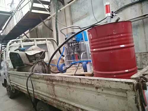 江苏省聚氨酯发泡机对泡沫板屋顶防腐防水改造(图1) 江苏省镇江市用户购买的聚氨酯发泡机培训现场