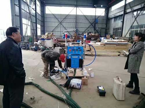 江苏省聚氨酯发泡机对泡沫板屋顶防腐防水改造(图2) 聚氨酯发泡机江苏客户安装调试现场